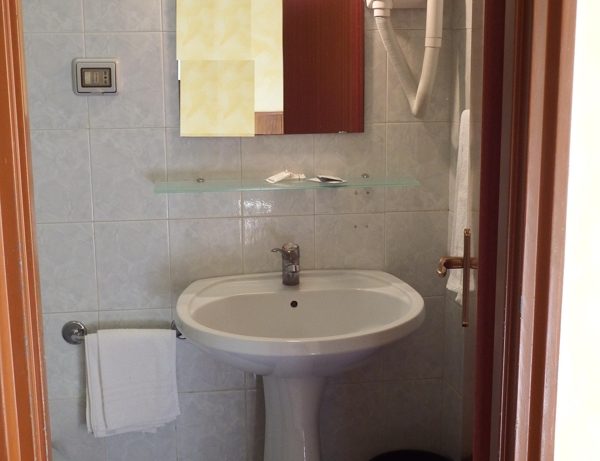 bagno in camera hotel touring messina