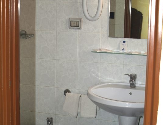 bagno fono servizi hotel touring messina