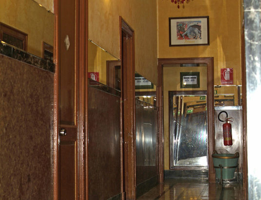 corridoio hotel touring messina